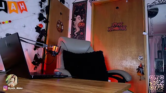 Lilith_malum - lick and suck my feet