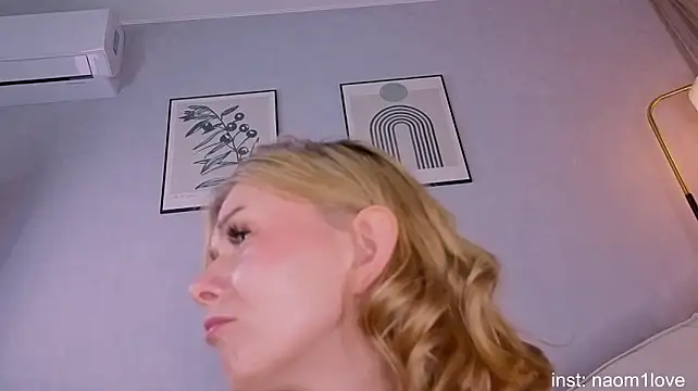 Naomi_Girly - fingering ass
