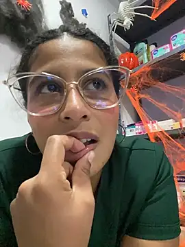 Chloefixxx - pussy with oil and spread closeup