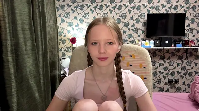 DionnaStrech - Lets lick the camera to show my tongue^^