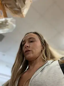Lunagirl13 - Titties out 🍒😈😻
