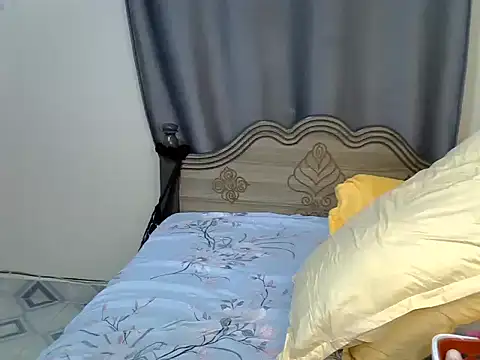 SexxyLindsey - show pussy upclose