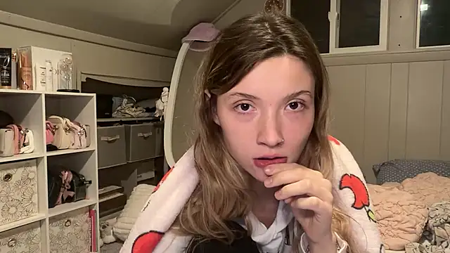Kaialuvv - Strip to lingerie: