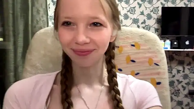 DionnaStrech - yogaaa time : do a splits w my legs ><