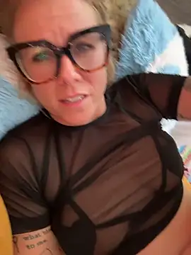 Goodgirlbabydoll - Remove 1 piece of clothing (kings choice