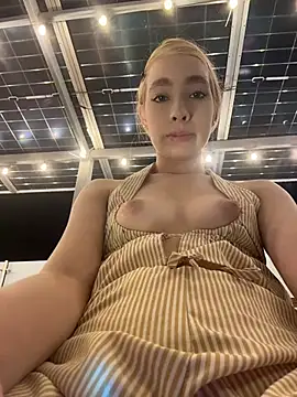 Isabella-gaviria - RIDING DOING SQUAT ON THE TERRACE MALL