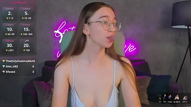Lucy_Green - touching my thighs