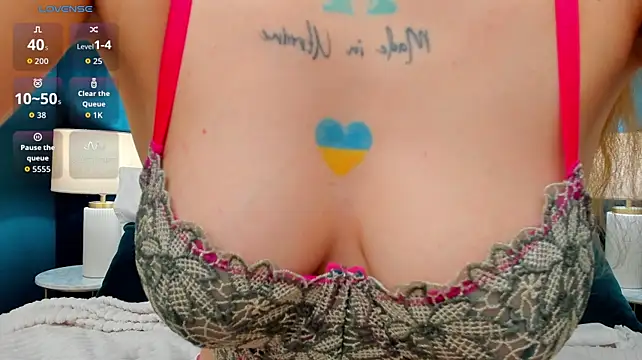 DeepLaura - bra off & play with tits