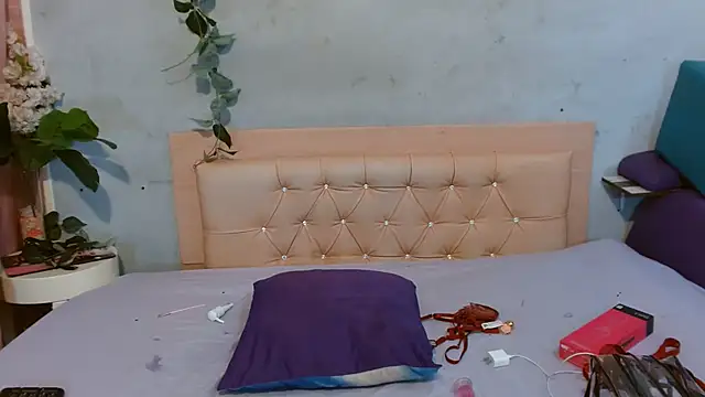 Kylie_Jennerr - doble penetracions with dildo 25cm