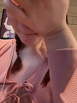 Freaky__Nikki - pussy play in doggy pose under the table