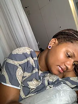 Madelltheebony - Suck my nipples 👑get surprise clip