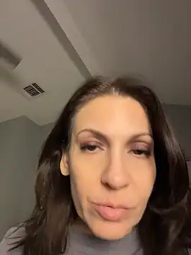 BeautifulMesss - Clit play naked top of stairs