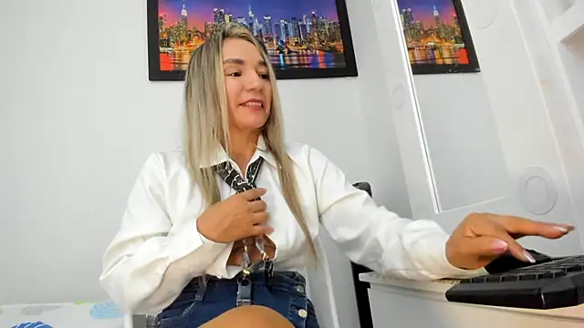 Ms_lunaRose - 4 fingers my ass