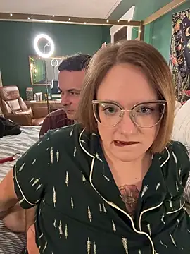 Thatcutegirlwtheglasses - titty drop!
