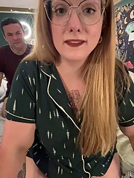Thatcutegirlwtheglasses - titty drop!