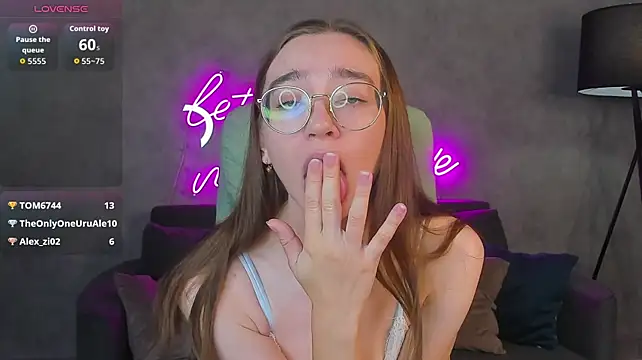 Lucy_Green - touching my thighs