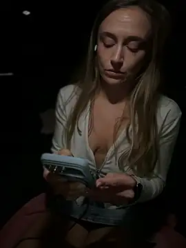 Lunagirl13 - Lick my nipples 😋😋