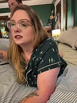 Thatcutegirlwtheglasses - titty drop!