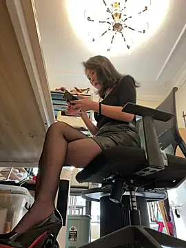 Eva10069 - 办公室全裸上半身甩奶👄