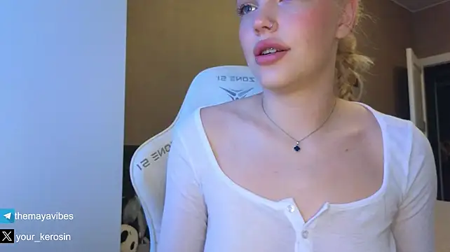 Maya_NextDoor - fuck with 2 fingers !