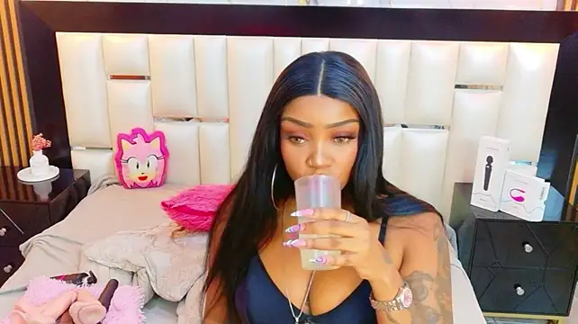 SalomeRestrepo - Oil my body shiny 🛢️✨