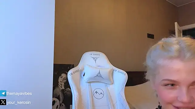 Maya_NextDoor - fuck with 2 fingers !