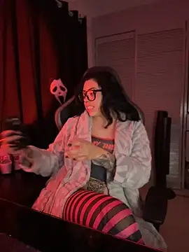 Draculona-666 - Tetas fuera 5 min