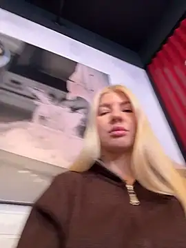 NewLale - Show tits now in full kfc