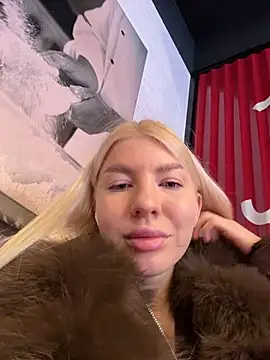 NewLale - Show tits now in full kfc