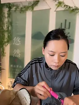 Eliza-E - 全裸5分钟