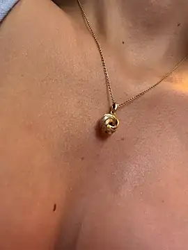 SeleneHale - Enjoy my rose toy in my clit