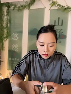 Eliza-E - 全裸5分钟