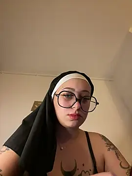 Queenlo_xxx - suce très fort ton gode lolo🥵