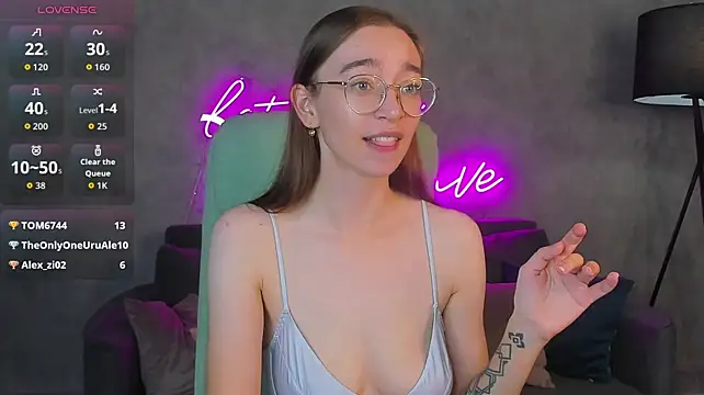 Lucy_Green - touching my thighs