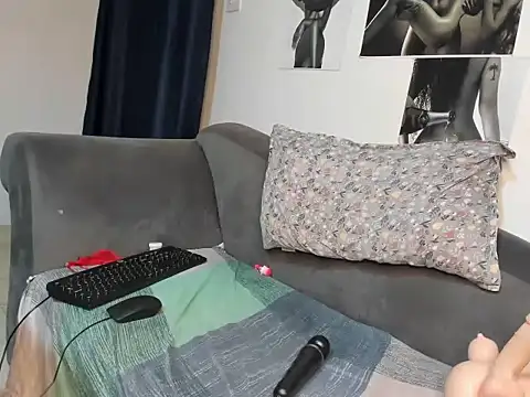 Tinysexydoll - lets keep the room warm daddy