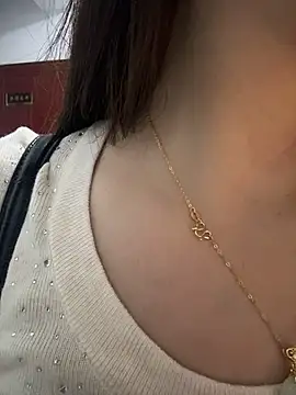 Yioyio-666 - 仿真精液摸胸诱惑2分钟