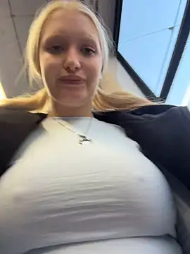 Elfi_InPublic - Show tits+play with nipples in bus