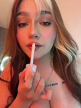 Daniela_ruizz - Saliva in Titts