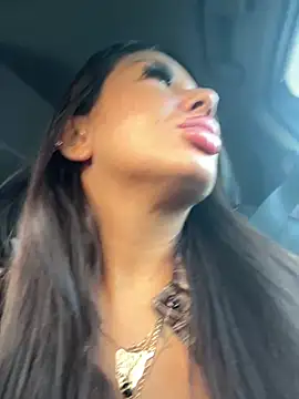 RuslanaXX - Squirt in pablick peope go close