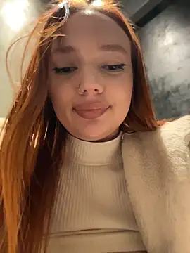 LisaCatt - completely naked