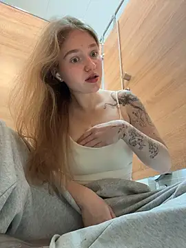 RussianWoman - make nipps hard by pinching 😱