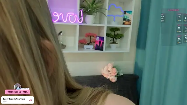 Cuteloat - naked boobs for 2 min