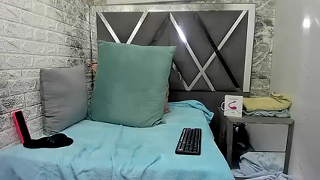 YanetRose - Two fingers up the ass