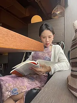 Zoe-520 - 楼梯上露乳