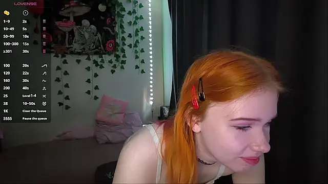 RedAriana - play with my nipples