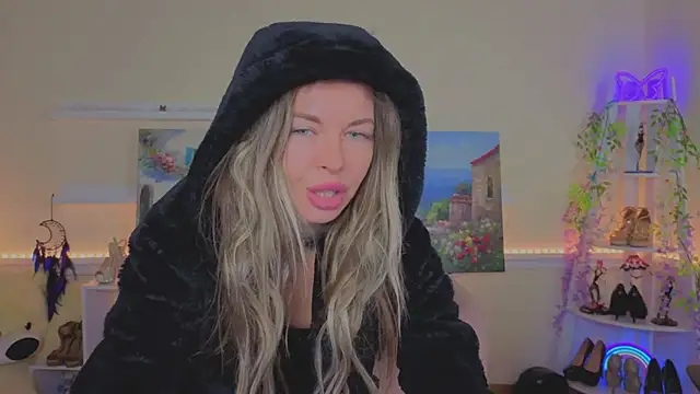 Real_Tini - PLAY WITH BOOBS CLOSE UP
