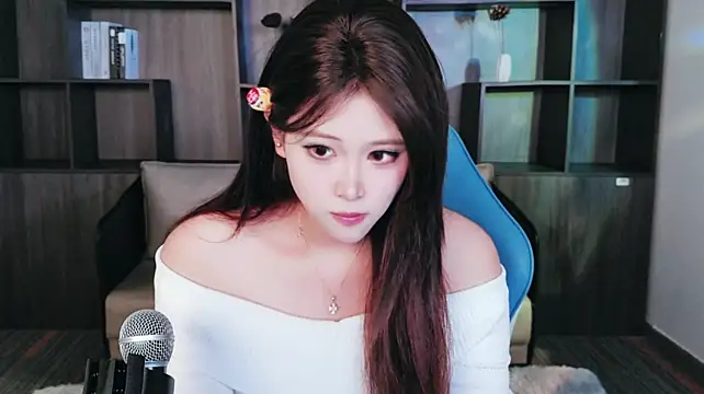 Yiyi__01 - 😍对着镜头M腿+高跟鞋3分钟 揉胸一分钟