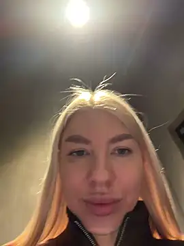 NewLale - Spread naked ass