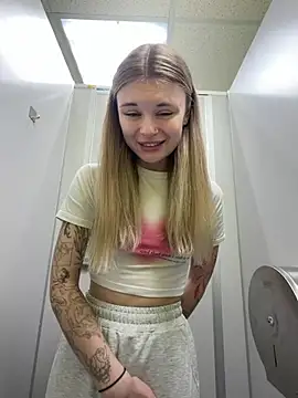 -MiaKitty - Lift up top + door open 1 min | WC😰💦