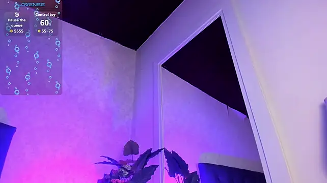 DannielaUwU - show boobs